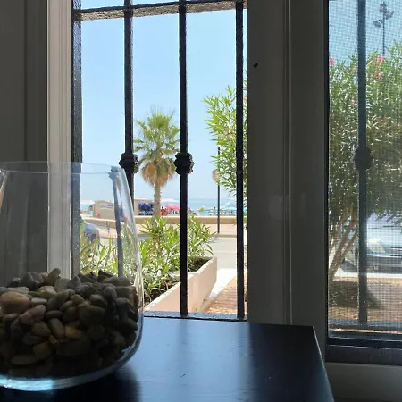 Beachfront Two-bedroom In Lejlighed